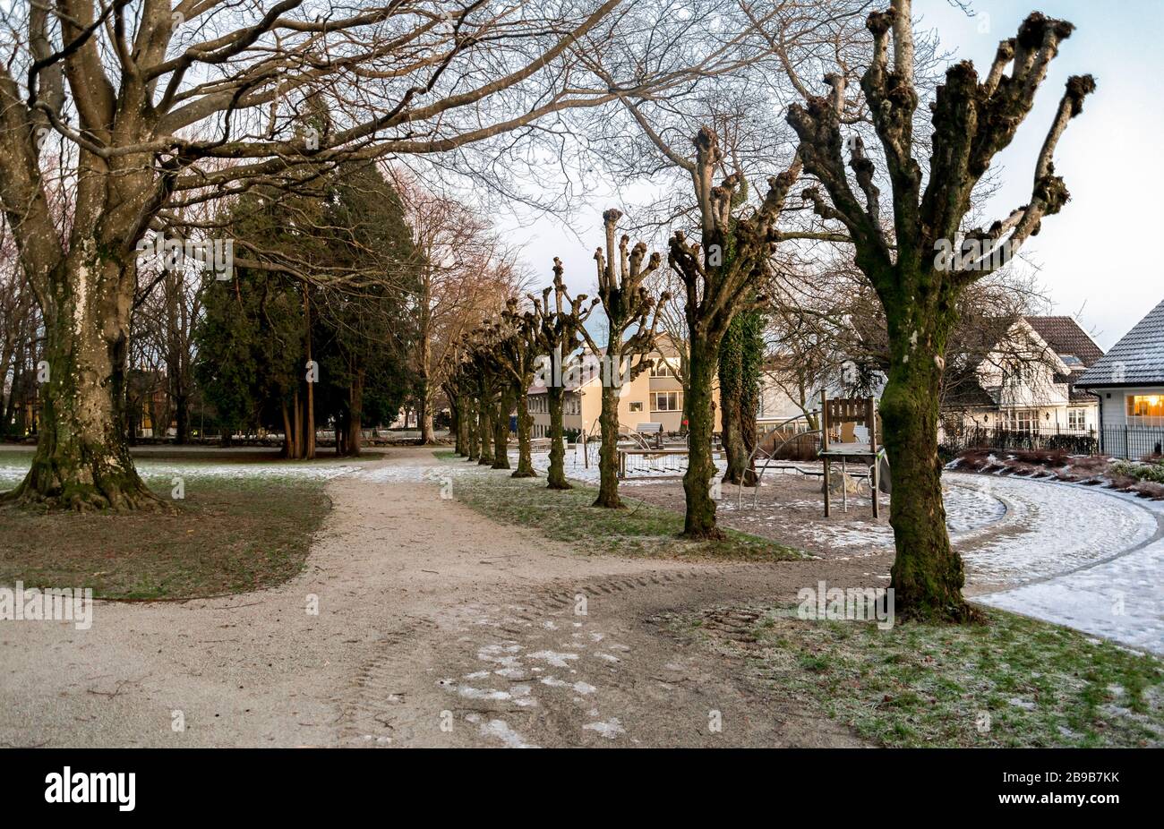 Sentiero a piedi attraverso il parco Munkehagen con alberi panoramici e attrezzature per il parco giochi nella stagione invernale, Stavanger, Norvegia, dicembre 2017 Foto Stock