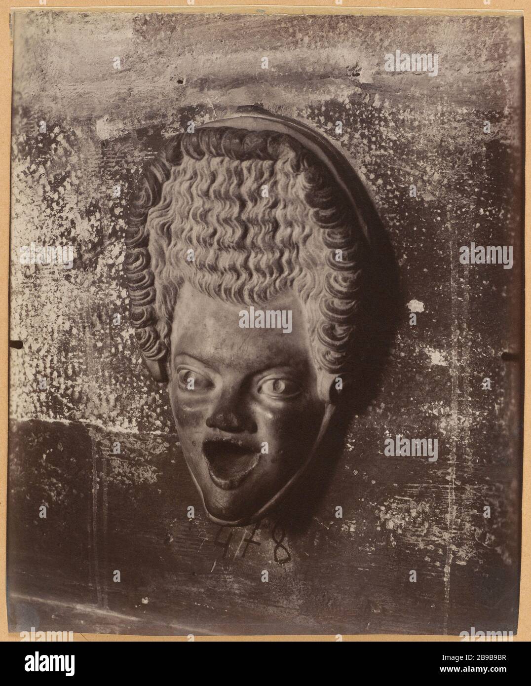 DETTAGLIO DELLA TOMBA DI DONNA ABBES HOTEL CLUNY, (ATTUALE MUSEO NAZIONALE DEL MEDIOEVO), 24 RUE DU SOMMERARD, 5 ° DISTRETTO, PARIS Détail d'un tombeau de femme, hôtel des abbés de Cluny, (actuel Musée National du Moyen Age), 24 rue du Sommerard, Parigi (Vème arr.). 1911. Photographie Photographie d'Eugène Atget (1857-1927) Paris, musée Carnavalet. Foto Stock