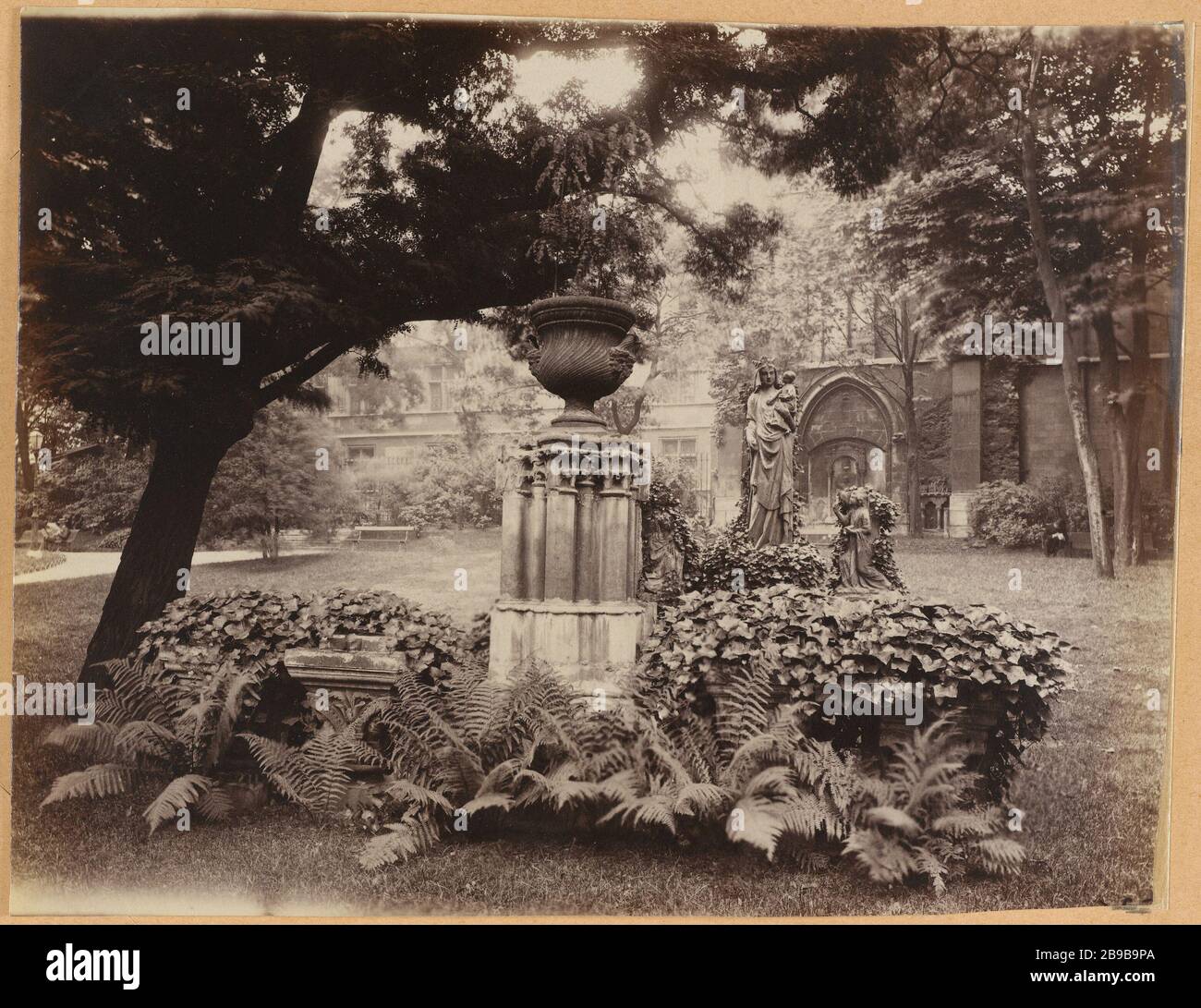 GARDEN HOTEL DI ABBES CLUNY, (ATTUALE MUSEO NAZIONALE DEL MEDIO EVO), 24 RUE DU SOMMERARD, 5 ° DISTRETTO, PARIS Jardin de l'hôtel des abbés de Cluny, (actuel Musée National du Moyen Age), 24 rue du Sommerard, Parigi (Vème arr.). 1898. Photographie Photographie d'Eugène Atget (1857-1927) Paris, musée Carnavalet. Foto Stock