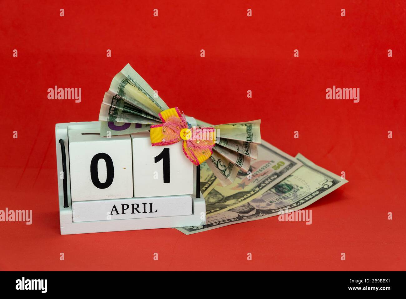 dollaro legato con un arco festivo. Valuta americana, banconote. Foto Stock