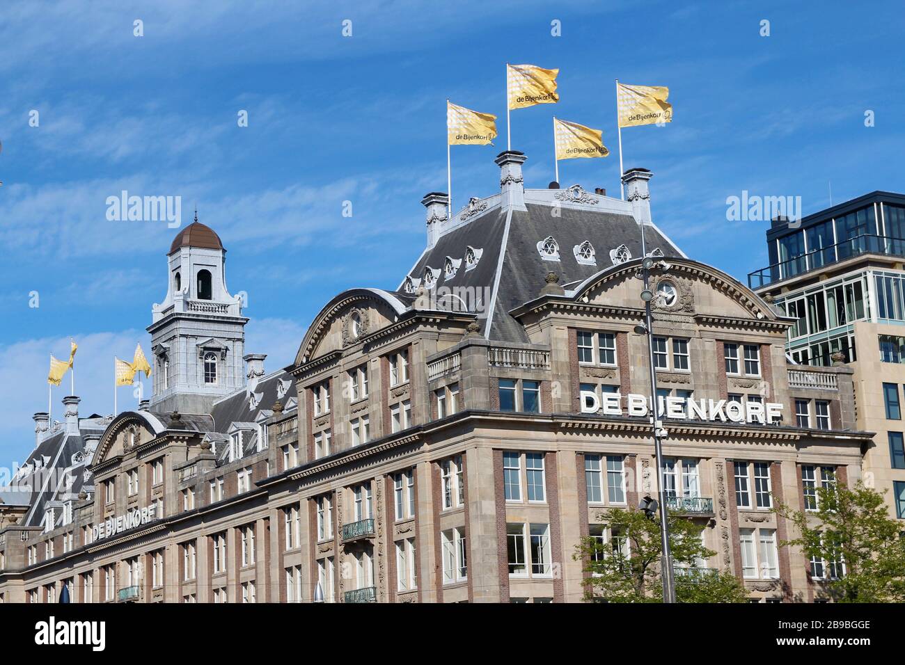 Amsterdam, Paesi Bassi - 15 maggio 2019: Il negozio di punta de Bijenkorf in Piazza Dam in giornata di sole Foto Stock