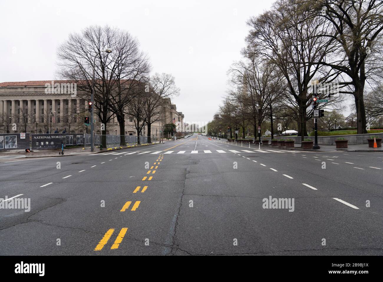 Washington, DC, USA. 23 marzo 2020. La foto scattata il 23 marzo 2020 mostra una strada vuota a Washington, DC, Stati Uniti. Il Vice Presidente degli Stati Uniti Mike Pence ha detto lunedì che negli Stati Uniti sono stati completati 313,000 test sul coronavirus e più di 41,000 test sono stati positivi. Credit: Liu Jie/Xinhua/Alamy Live News Foto Stock