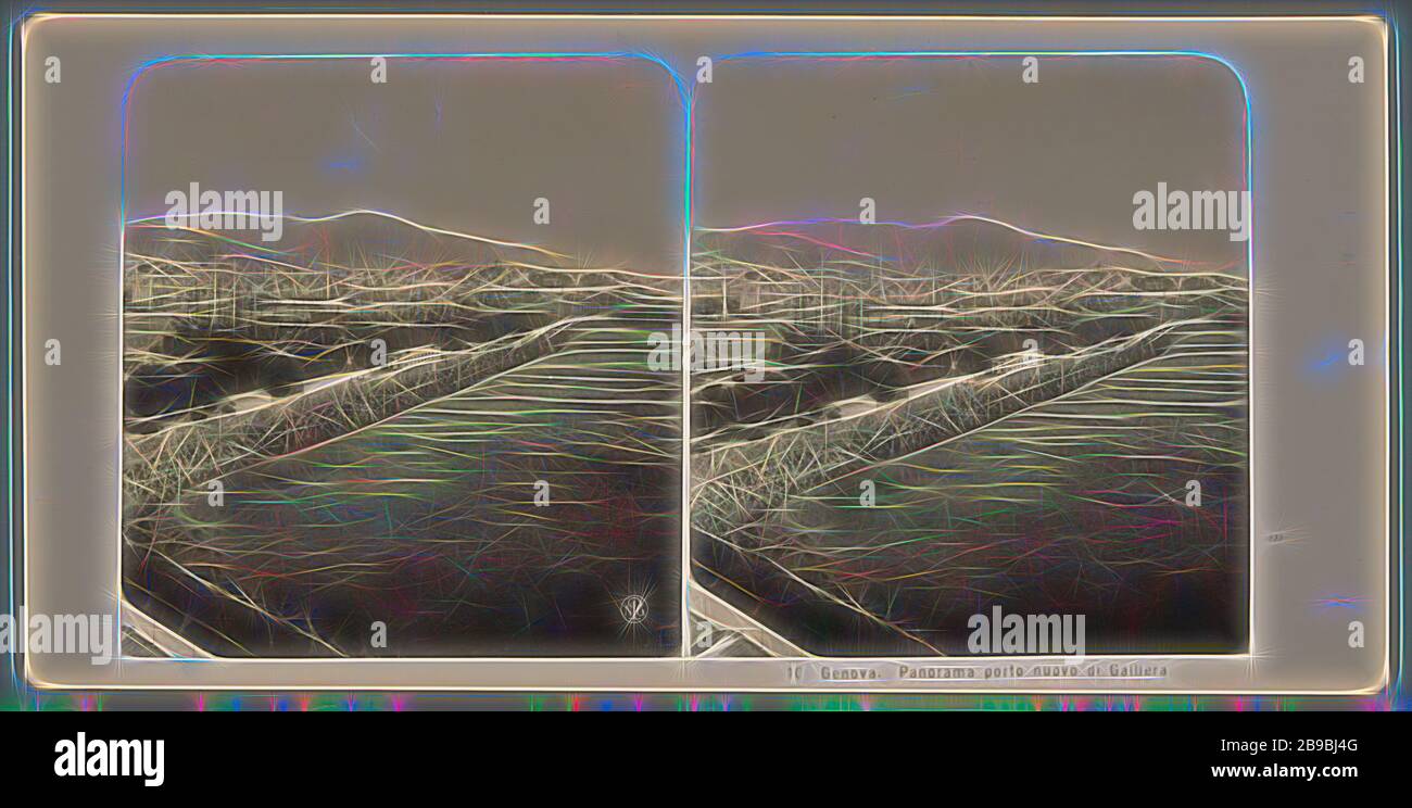 Vista sul porto di Genova Genova. Panorama porto nuovo di Galliera (titolo su oggetto), vista della città in generale, 'verduta', porto, Genova, Neue Photograpische Gesellschaft (citato su oggetto), Genua, c. 1900 - c. 1910, cartone, carta fotografica, stampa gelatinosa in argento, h 88 mm × w 179 mm, Reimagined by Gibon, design di calore allegro di luminosità e raggi di luce radianza. Arte classica reinventata con un tocco moderno. La fotografia ispirata al futurismo, che abbraccia l'energia dinamica della tecnologia moderna, del movimento, della velocità e rivoluziona la cultura. Foto Stock