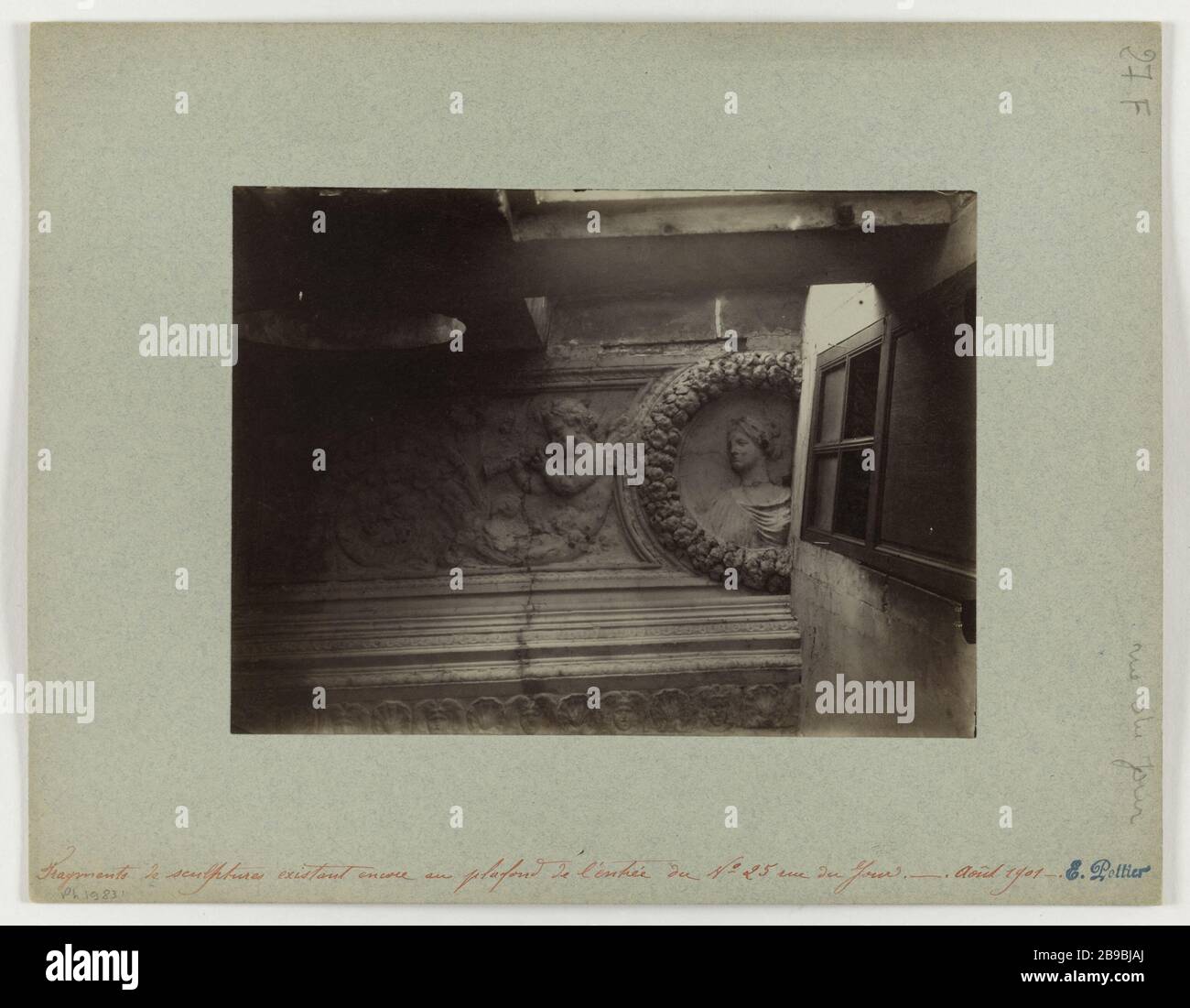 BAS-RELIEF CASA RINASCIMENTO PERIODO 25 GIORNO STREET, 1 ° DISTRETTO, PARIGI Bas-relief, maison d'époque Renaissance, 25 rue du Jour, Parigi (Ier arr.). Frammenti di sculture esistant encor, août 1901. Photographie d'Emmanuel Pottier (1864-1921). Parigi, musée Carnavalet. Foto Stock