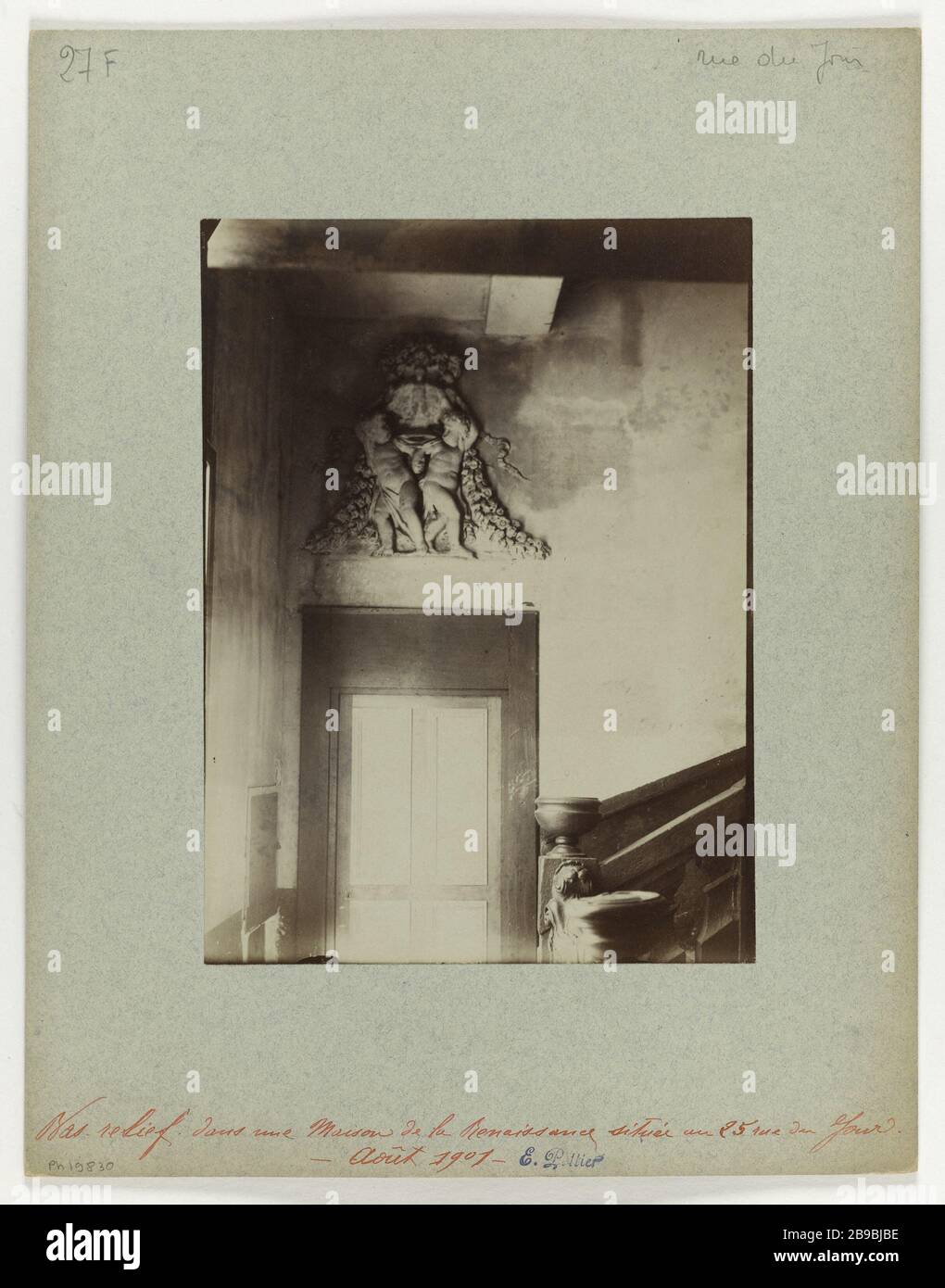 BAS-RELIEF CASA RINASCIMENTO PERIODO 25 GIORNO STREET, 1 ° DISTRETTO, PARIGI Bas-relief, maison d'époque Renaissance, 25 rue du Jour, Parigi (Ier arr.). août 1901. Photographie d'Emmanuel Pottier (1864-1921). Parigi, musée Carnavalet. Foto Stock