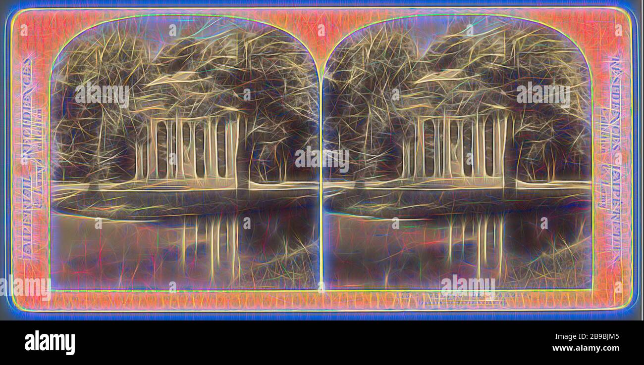 Tempio de l'Amour nel giardino del Petit Trianon, Temple de l'Amour, (Jardin du Petit Trianon) (titolo su oggetto), residenze imperiali (titolo su oggetto), Jardins du Petit Trianon, Ernest Eleonor Pierre Lamy (menzionato su oggetto), Jardins du Petit Trianon, 1860 - 1880, cartone, carta fotografica, Stampa albumea, h 87 mm × w 178 mm, reinventata da Gibon, design di calda luce allegra di luminosità e raggi di luce radianza. Arte classica reinventata con un tocco moderno. Fotografia ispirata al futurismo, che abbraccia l'energia dinamica della tecnologia moderna, del movimento, della velocità e. Foto Stock