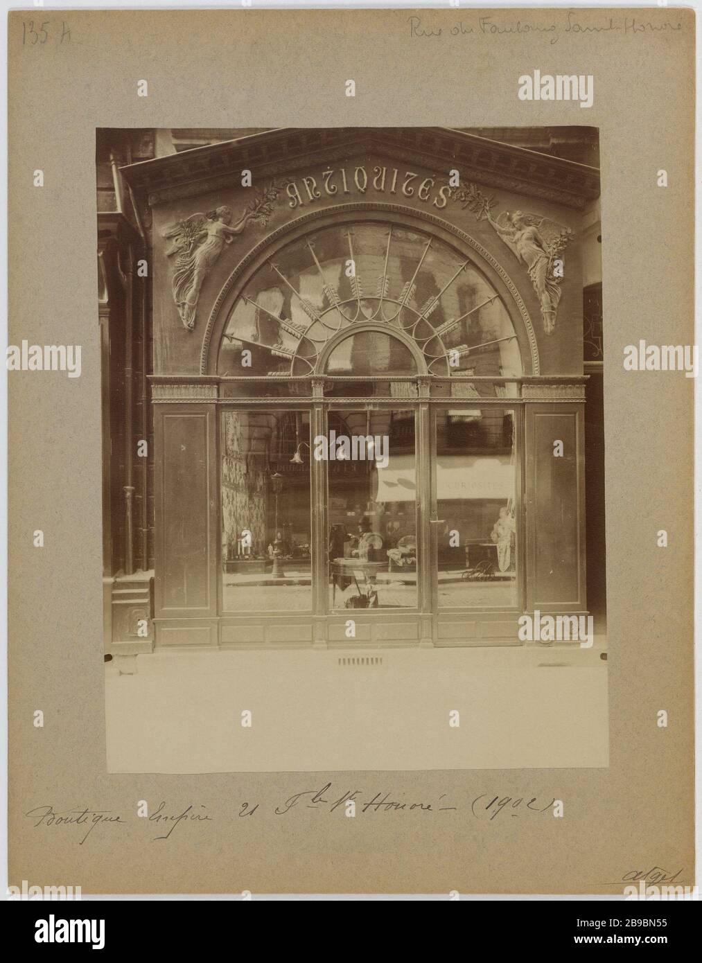 NEGOZIO EMPIRE 'ANTIQUE', 21 RUE DU FAUBOURG-SAINT-HONORE, 1 ° distretto, PARIGI Boutique Empire 'Antiquités', 21 rue du Faubourg-Saint-Honoré. Parigi (Ier arr.), 1902. Photographie d'Eugène Atget (1856-1927). Parigi, musée Carnavalet. Foto Stock