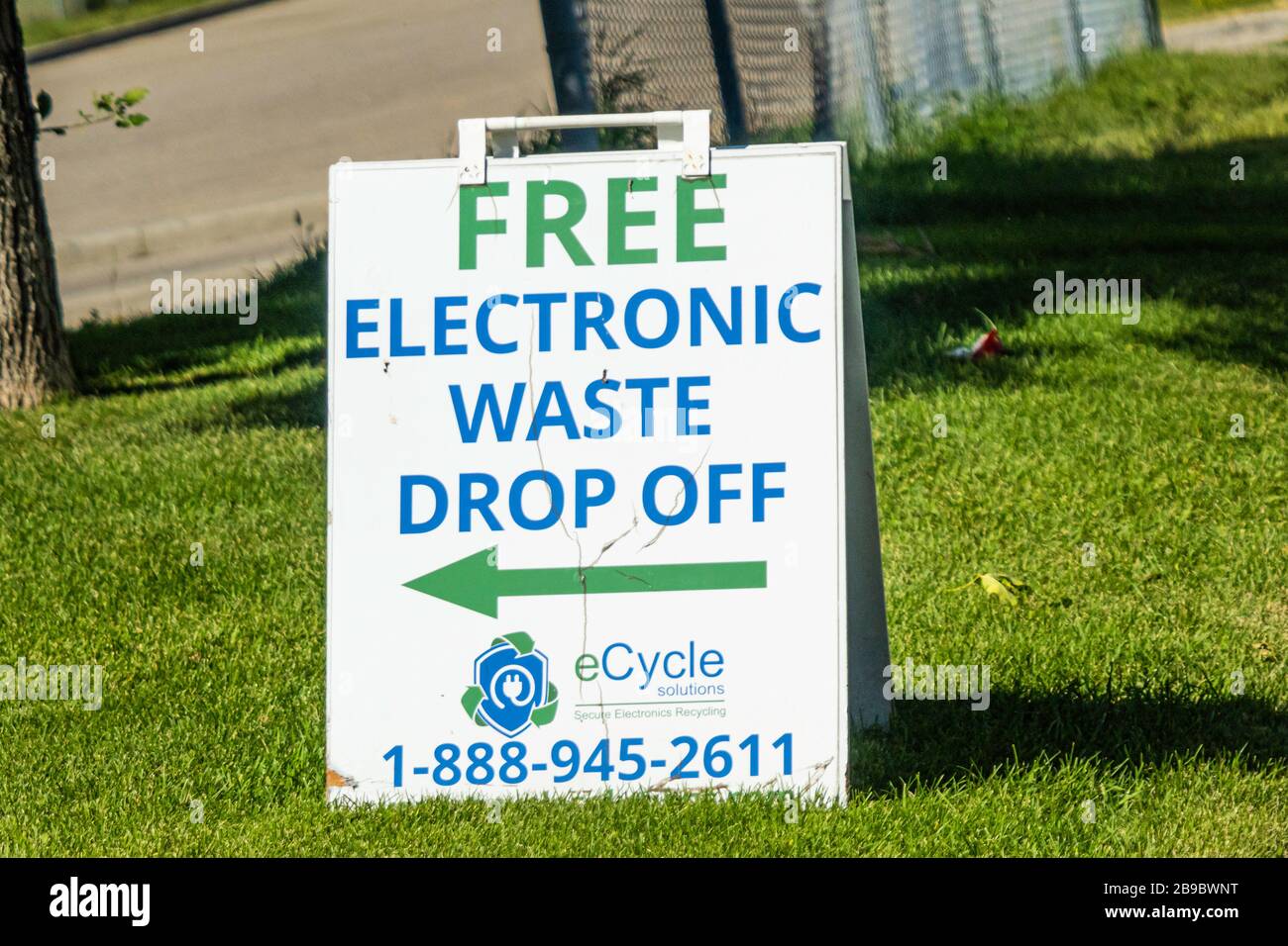 18 2019 agosto - Calgary Alberta Canada - cartello che mostra le indicazioni per Free Electrronic waste drop off Foto Stock