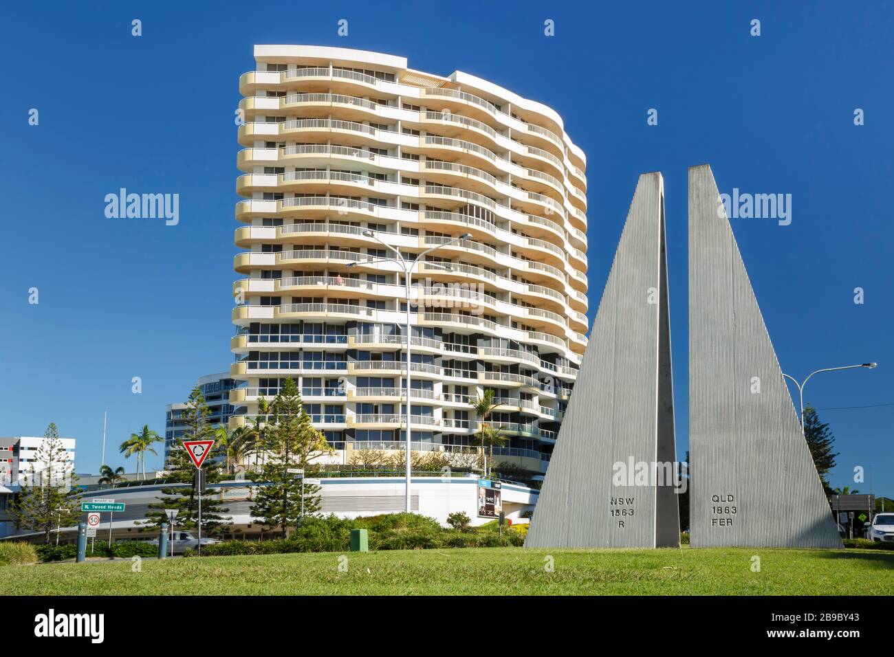 Coolangatta, Australia: 25 giugno 2016: Confine di Stato del Queensland e del New South Wales, monumento di riferimento geografico a Tweed Heads, Gold Coast, Queensland, protezione del confine del coronavirus, Australia Foto Stock