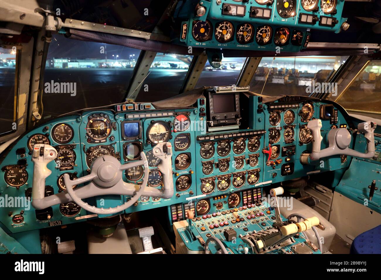 Cabina di pilotaggio di un aereo il-62M della Russian Air Force. Foto Stock