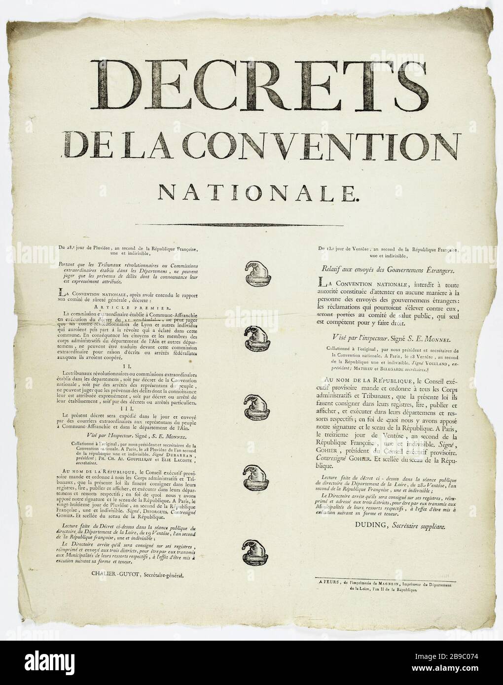 DECRETO DELLA CONVENZIONE NAZIONALE. 28. Giorno Pluviôse, secondo anno della Repubblica di Francoise [sic], uno e indivisibile, che trasporta i tribunali rivoluzionari o le commissioni speciali stabilite nei dipartimenti [sic] può giudicare solo accusati di crimini la cui conoscenza [sic] loro è specificamente assegnato. Décrets de la Convention nationale indiquant que les tribunaux révolutionnaires ou Commissions extraordinaires établis dans les départements ne peuvent juger que les prévenus de délits dont la connaissance leur est expressément attribuée. Gravure sur bois et typicraphie, 1794. Parigi, musée Carnaval Foto Stock