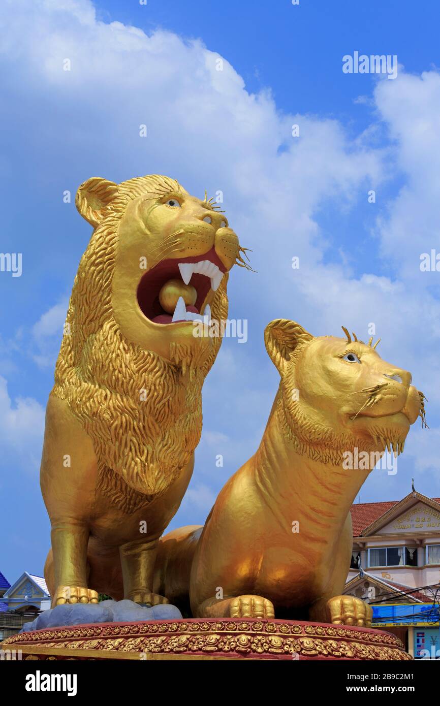 Golden Lion Traffic Circle, Sihanoukville Port, Sihanouk Province, Cambogia, Asia Foto Stock