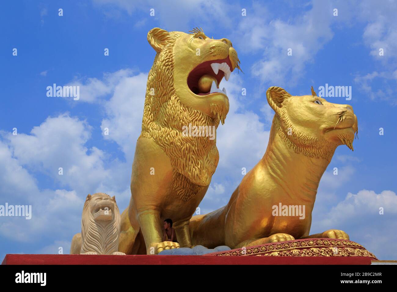 Golden Lion Traffic Circle, Sihanoukville Port, Sihanouk Province, Cambogia, Asia Foto Stock