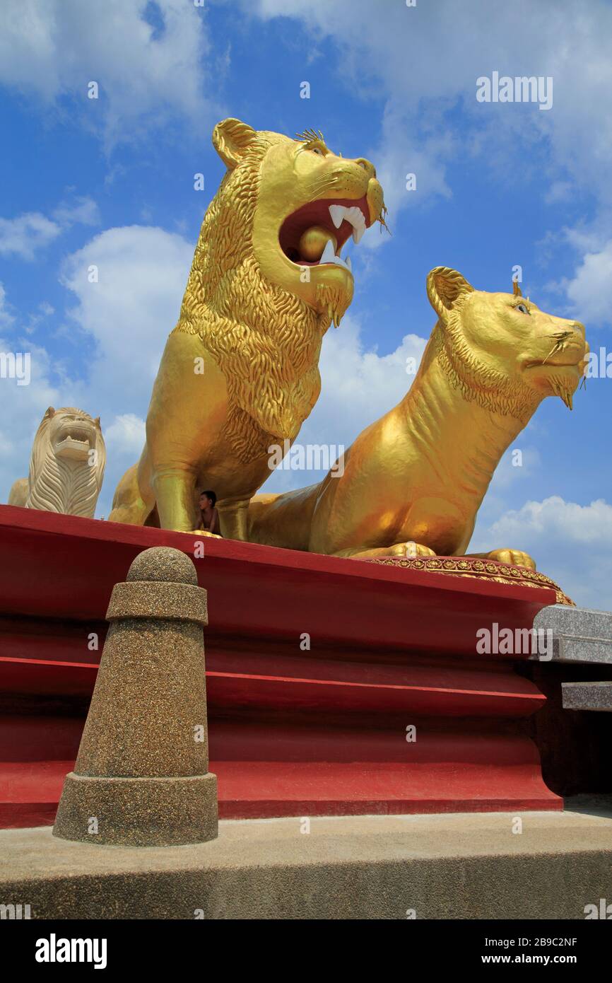 Golden Lion Traffic Circle, Sihanoukville Port, Sihanouk Province, Cambogia, Asia Foto Stock