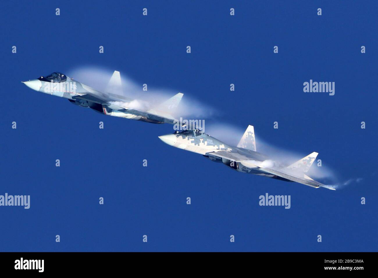 Su-57 caccia al jet della forza aerea russa contro un cielo blu. Foto Stock