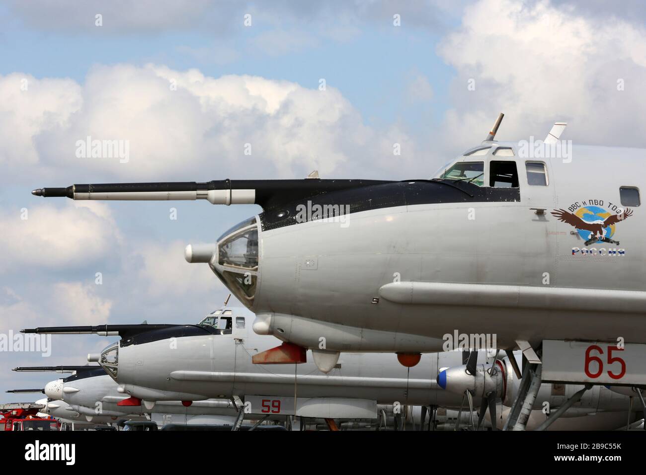 Linea di velivoli antisommergibili Tu-142MZ della Marina Russa in posizione di parcheggio. Foto Stock