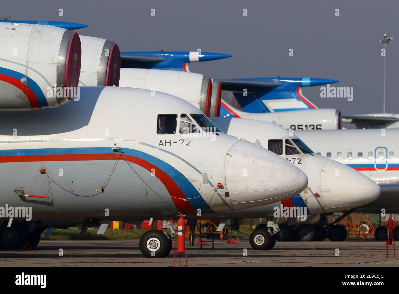 Aerei militari da trasporto AN-72 dell'aeronautica militare russa. Foto Stock