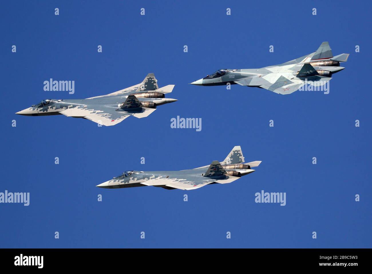 Su-57 caccia al jet della forza aerea russa contro un cielo blu. Foto Stock
