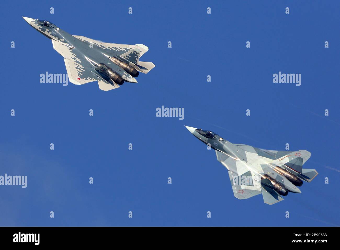 Su-57 caccia al jet della forza aerea russa contro un cielo blu. Foto Stock