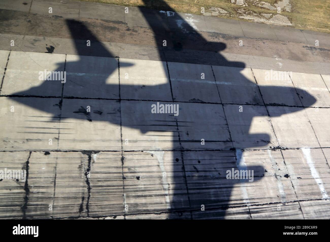 Ombra di un aereo da trasporto militare il-76MD dell'aeronautica militare russa. Foto Stock
