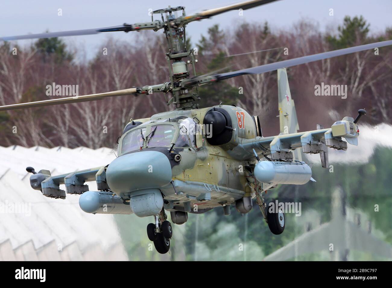 Ka-52 Alligator attacco elicottero della forza aerea russa decollo. Foto Stock