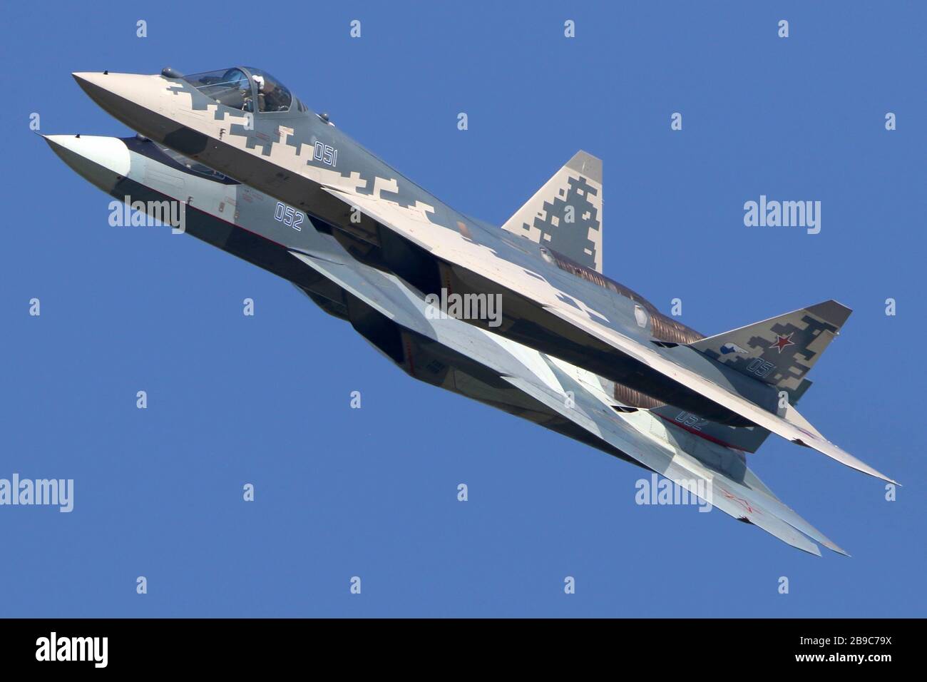 Su-57 caccia al jet della forza aerea russa contro un cielo blu. Foto Stock