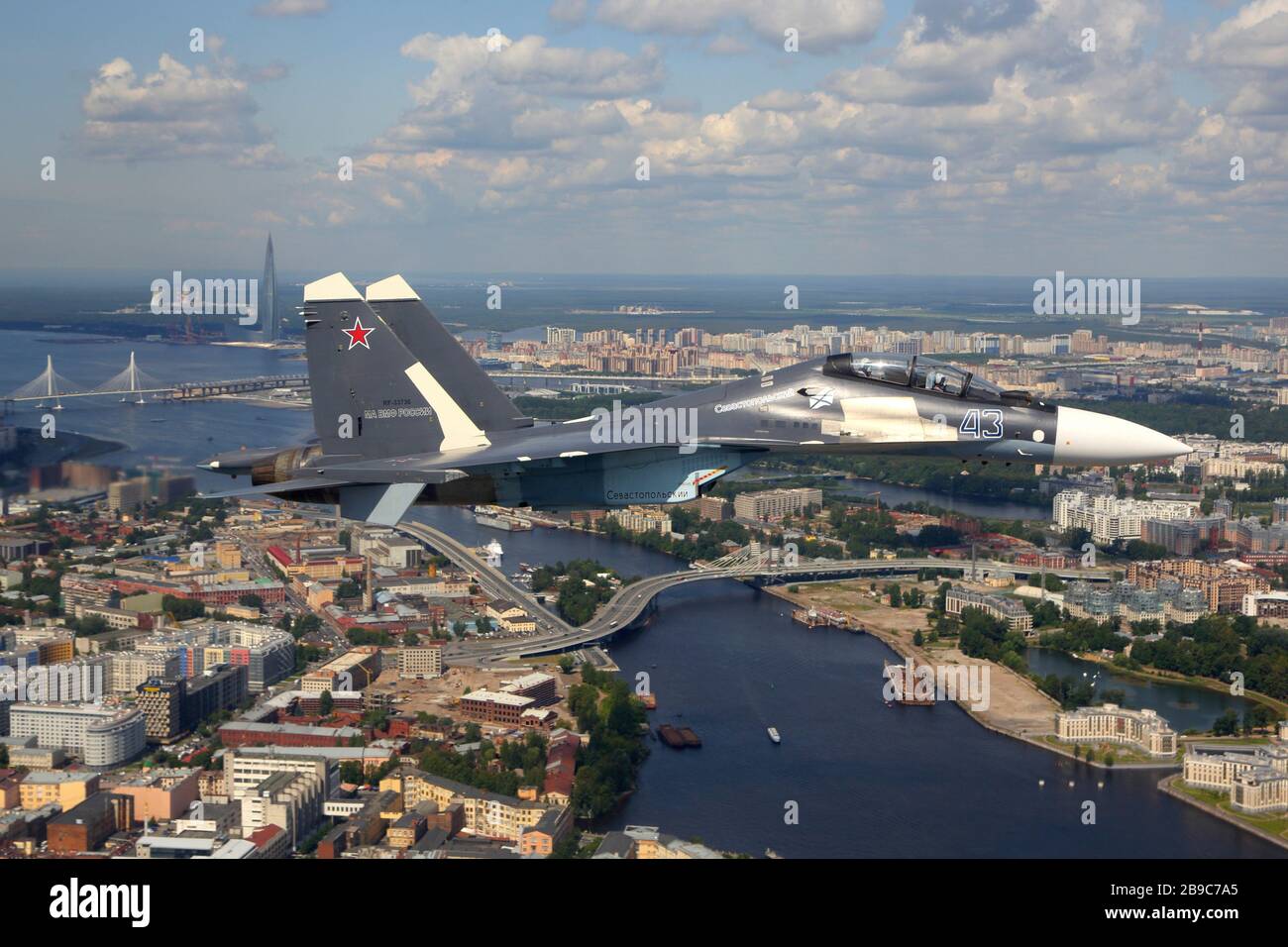 Su-30MQ jet fighter della Marina Russa che sorvolano la regione di San Pietroburgo, Russia. Foto Stock
