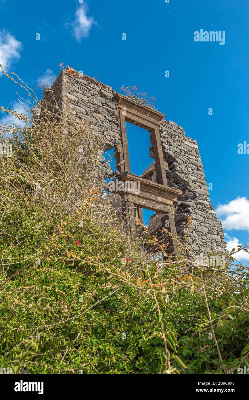 Rovina di un edificio bruciato sull'isola di Madeira Foto Stock