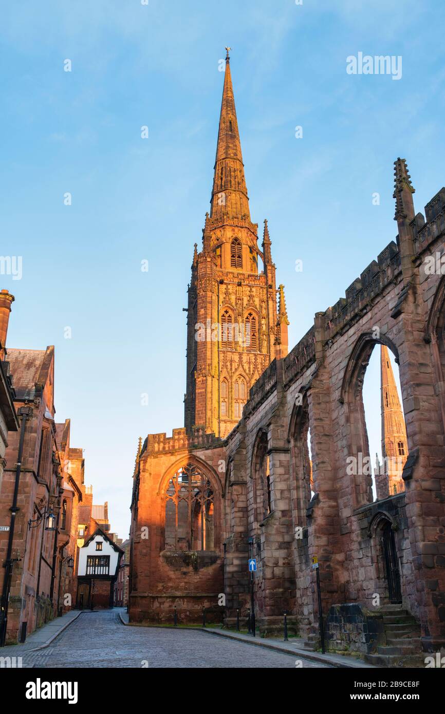 Vecchia Cattedrale di Coventry e Bayley Lane all'alba in primavera. Coventry, West Midlands, Inghilterra Foto Stock