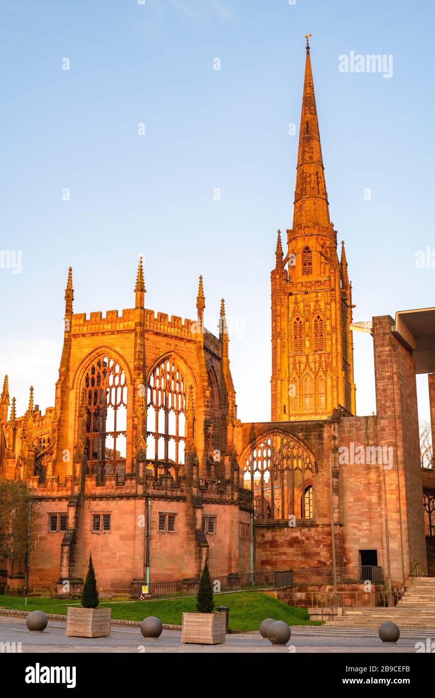 Vecchia Cattedrale di Coventry all'alba in primavera. Coventry, West Midlands, Inghilterra Foto Stock