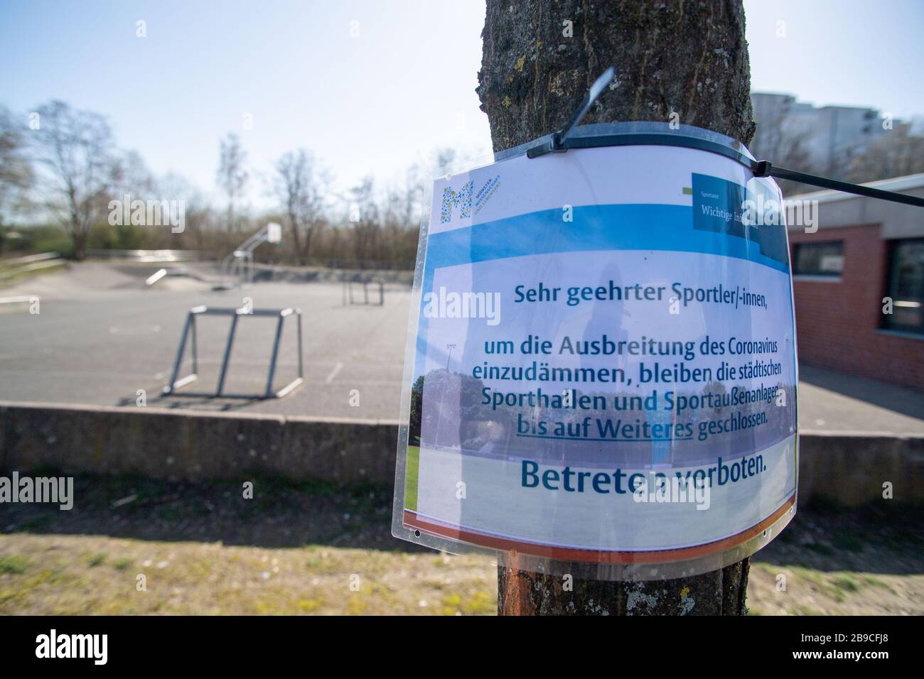Su un cartello la città di Muenster annuncia la chiusura di un parco giochi, caratteristica, generale, Side Motif, centro giovanile Berg Fidel, il 23 marzo 2020 a Muenster/Germania. | utilizzo in tutto il mondo Foto Stock