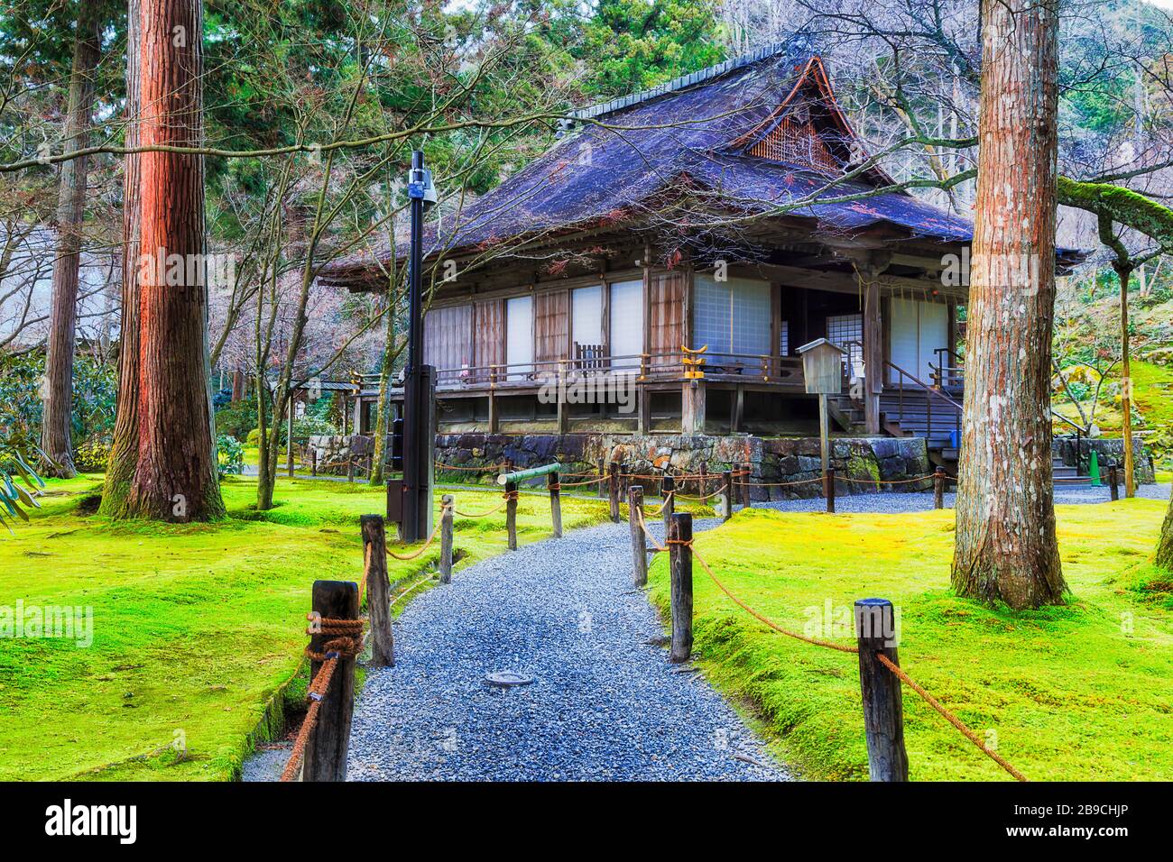 Piccola casa tempio nel giardino di Sanzen e parco sotto alti pini - tradizionale architettura storica giapponese. Foto Stock