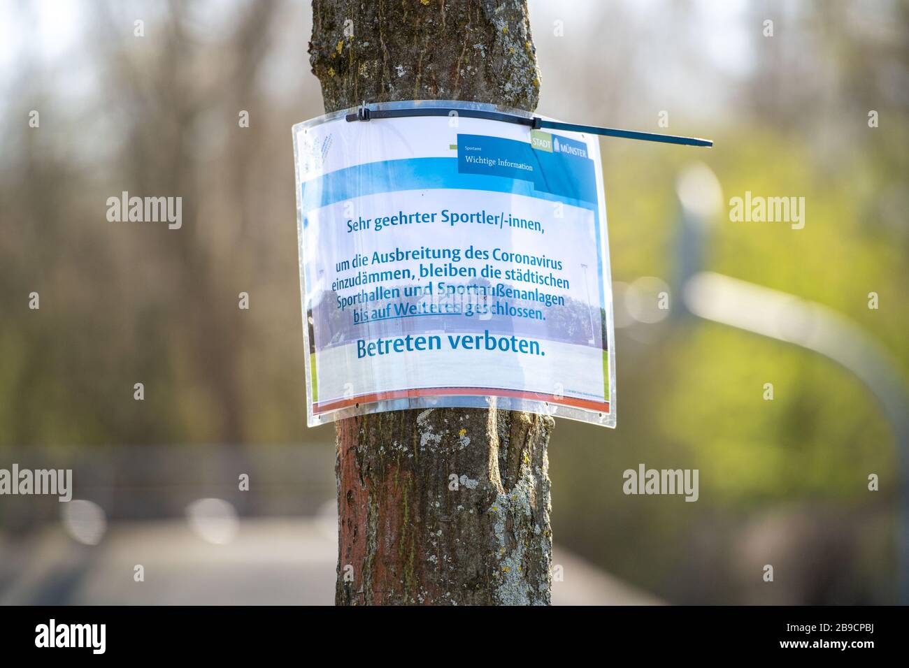 Su un cartello la città di Muenster annuncia la chiusura di un parco giochi, caratteristica, generale, Side Motif, centro giovanile Berg Fidel, il 23 marzo 2020 a Muenster/Germania. | utilizzo in tutto il mondo Foto Stock