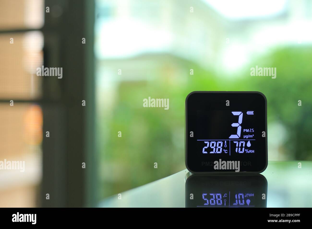 Sensore di qualità dell'aria posto su un tavolo interno. Sensore rilevato piccola quantità di inquinamento dell'aria di PM 2.5 il particolato nocivo velenoso invisibile Foto Stock