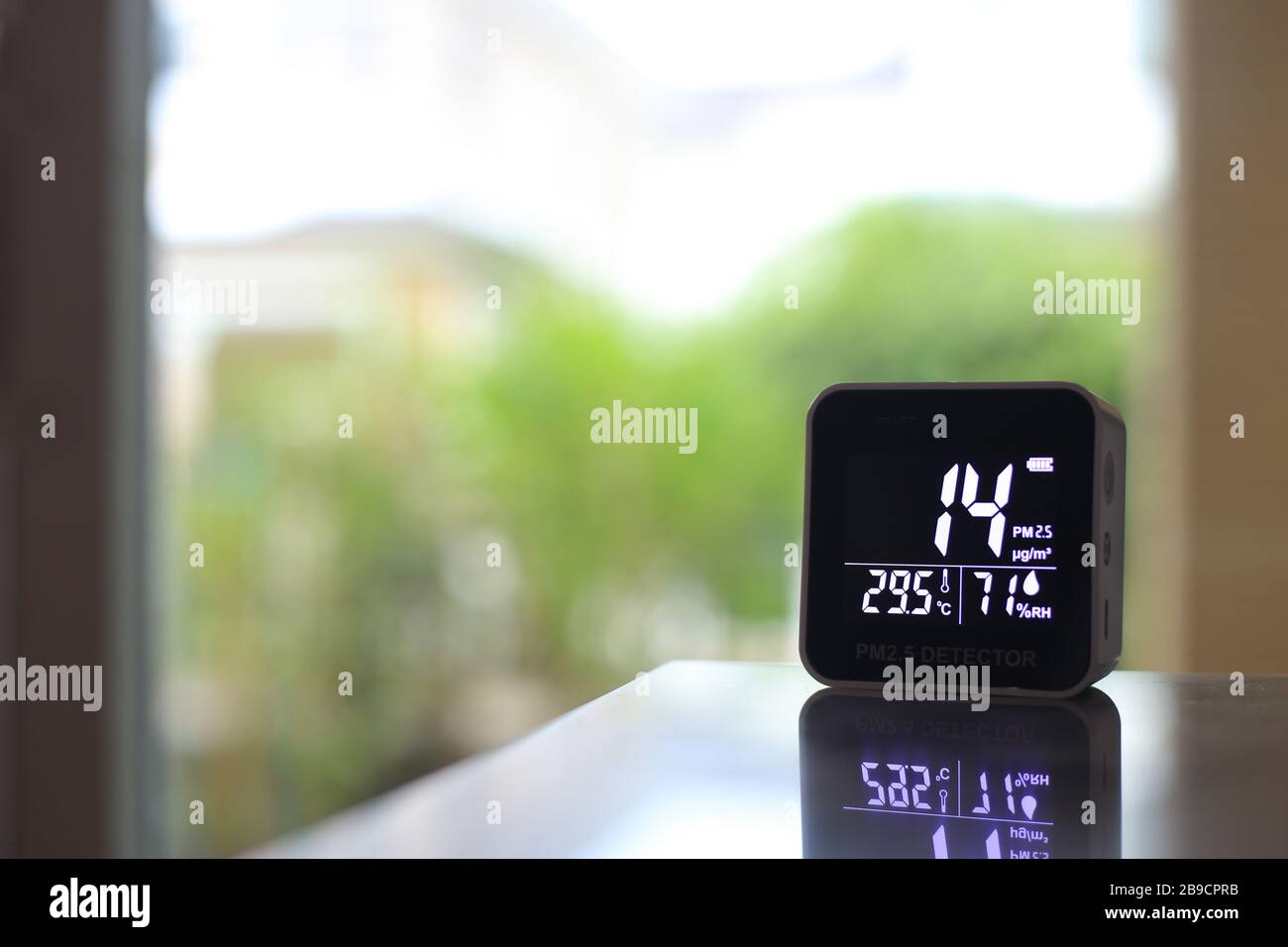 Sensore di qualità dell'aria posto su un tavolo interno. Sensore rilevato piccola quantità di inquinamento dell'aria di PM 2.5 il particolato nocivo velenoso invisibile Foto Stock