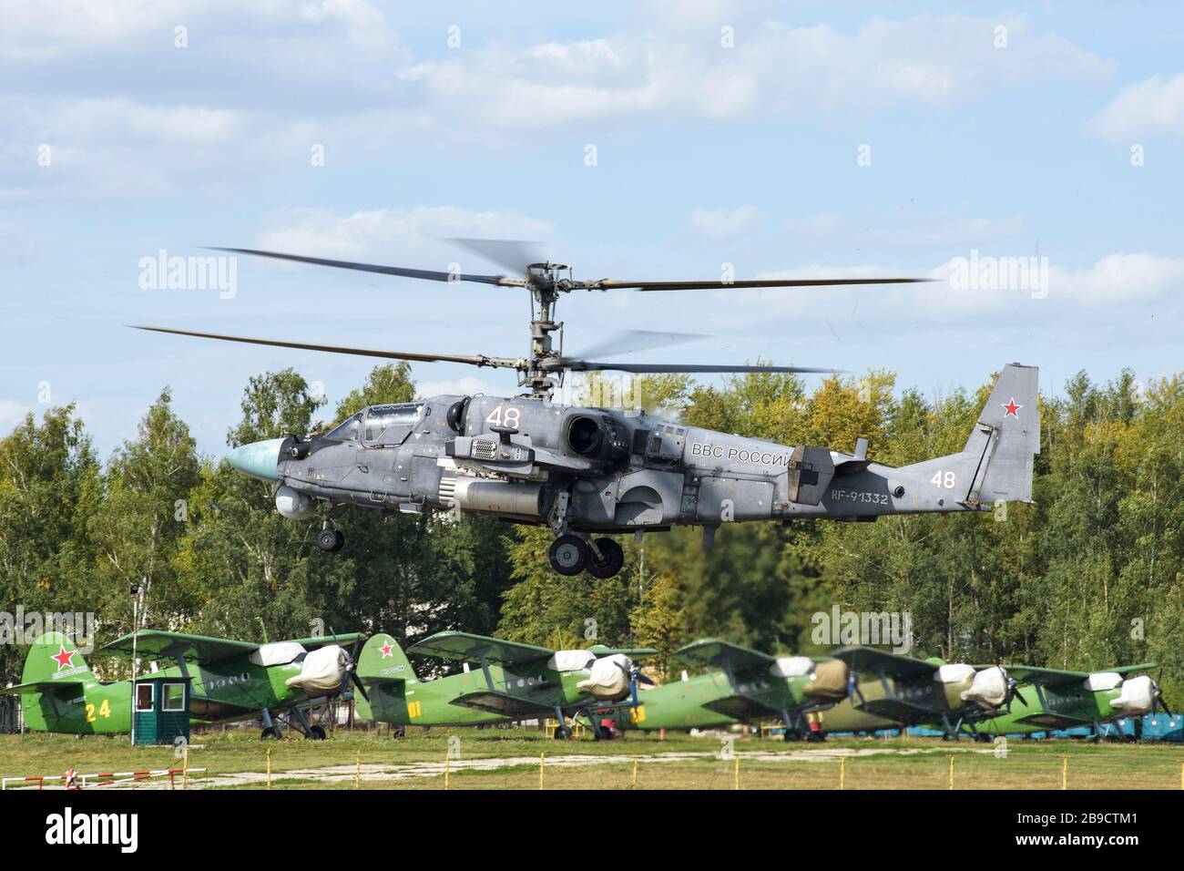 Le forze aerospaziali russe Ka-52 attaccano l'elicottero in volo. Foto Stock