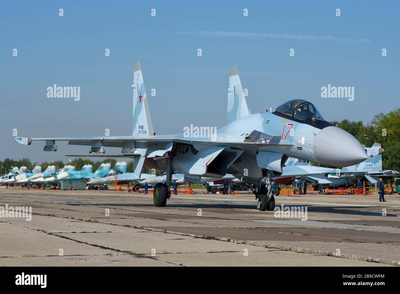 Il russo Aerospace forza il combattente-bombardiere su-35S sul asfalto. Foto Stock
