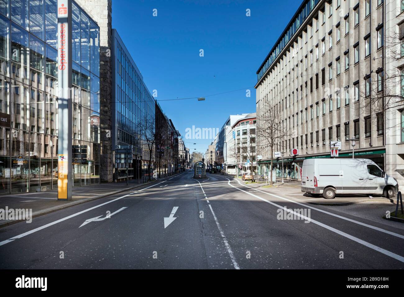 Città insolitamente vuota a causa di misure contro la diffusione del virus corona, qui la Steinstrasse Foto Stock