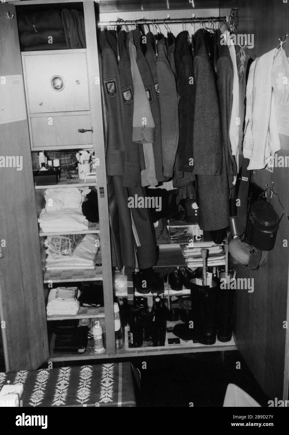 Uniformi e paraphernalia in un armadio di un poliziotto bavarese. [ traduzione automatica] Foto stock - Alamy