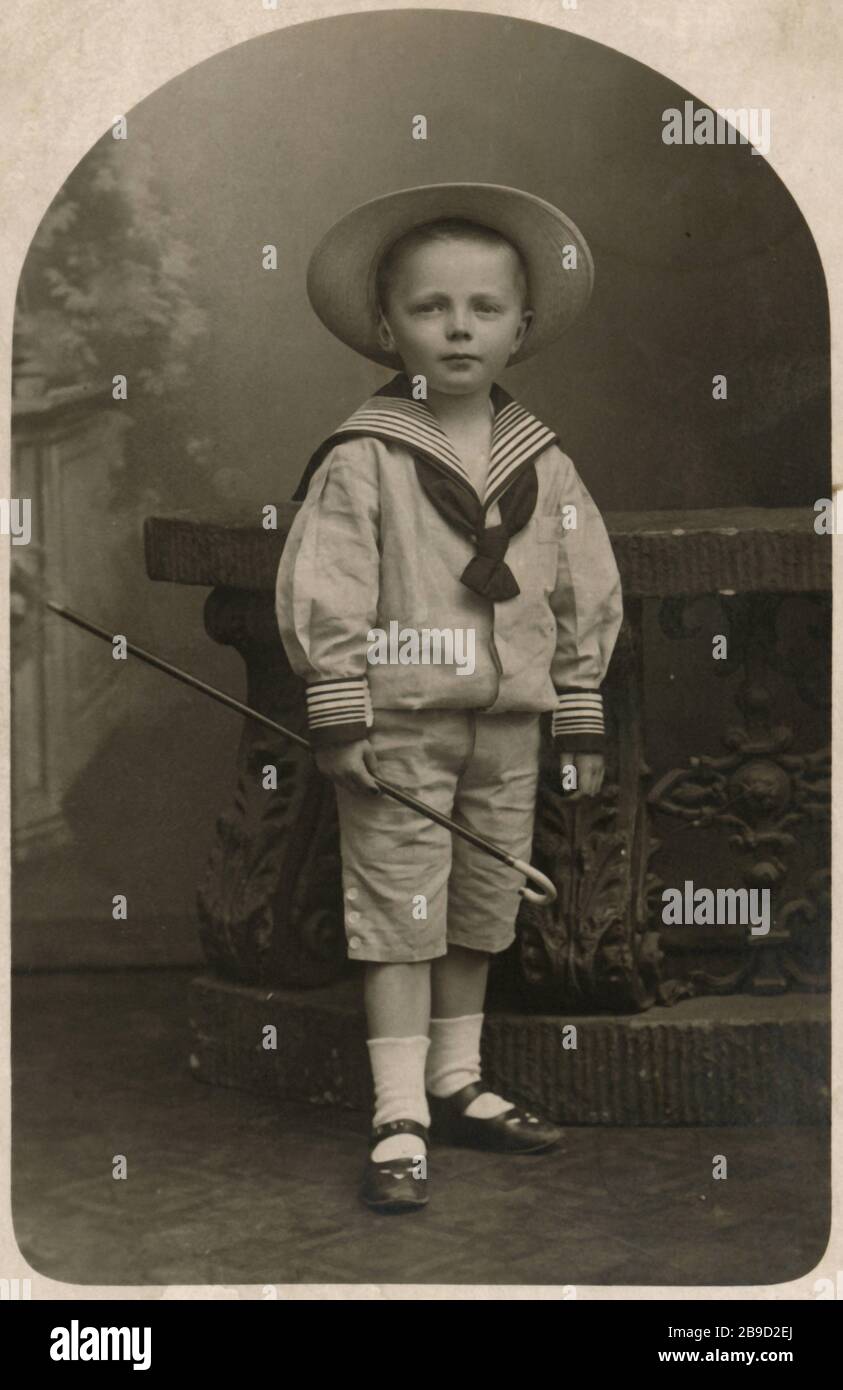 Ritratto di un ragazzo in camicia bianca da pescatore con cappello di  paglia e bastone da passeggio. [traduzione automatica] Foto stock - Alamy