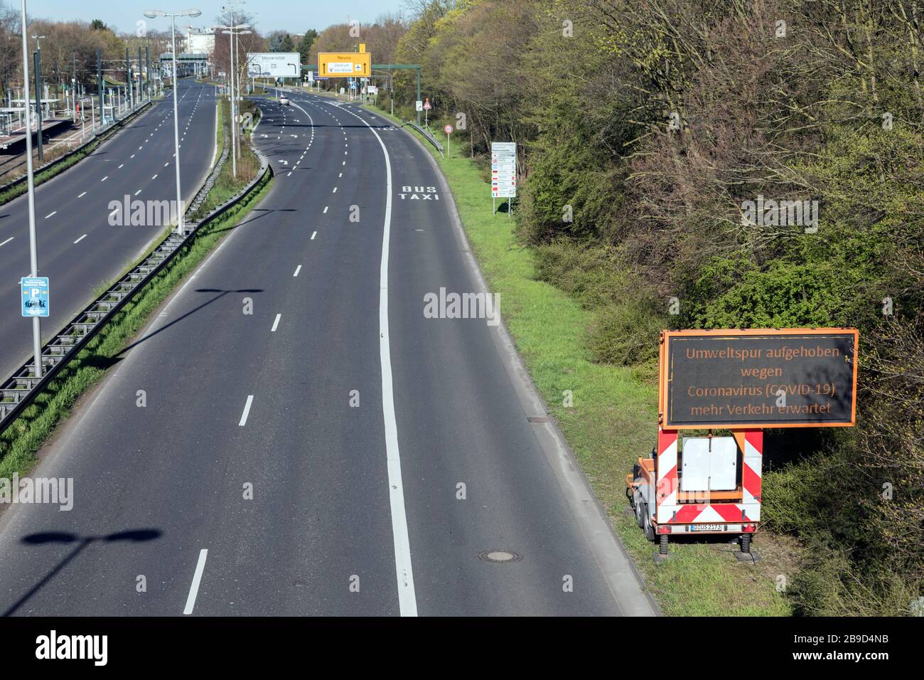 Strada autostradale insolitamente vuota a causa delle misure contro il coronavirus, qui vicino alla Heinrich-Heine University Dusseldorf Foto Stock
