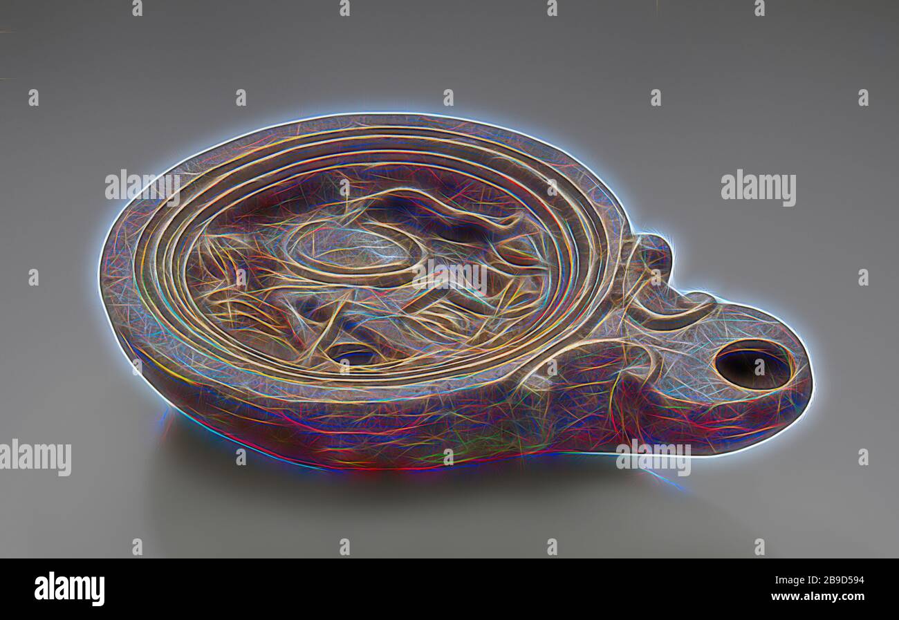 Lampada, Nord Africa, 1st - 4th secolo, Terracotta, 2,5 x 8,9 x 12,2 cm (1 x 3 1,2 x 4 13,16 pollici, Reimagined by Gibon, design di calore allegro di luminosità e raggi di luce radianza. Arte classica reinventata con un tocco moderno. La fotografia ispirata al futurismo, che abbraccia l'energia dinamica della tecnologia moderna, del movimento, della velocità e rivoluziona la cultura. Foto Stock