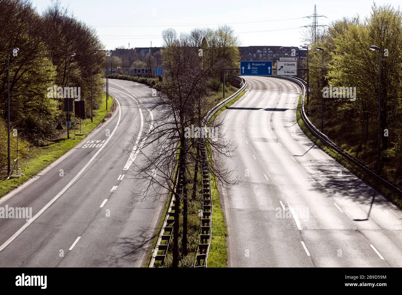 Strada autostradale insolitamente vuota a causa delle misure contro il coronavirus, qui vicino alla Heinrich-Heine University Dusseldorf Foto Stock