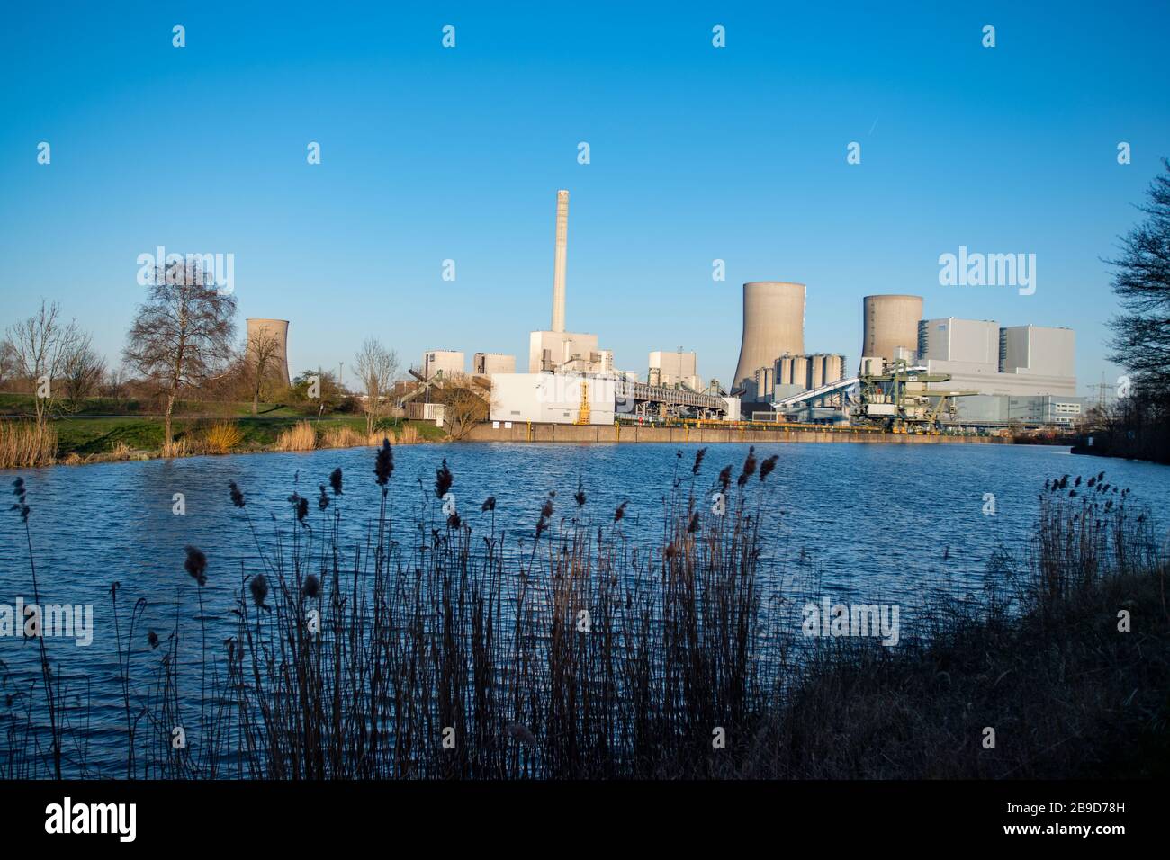 La centrale elettrica di Westfalen è una centrale a carbone di grandi dimensioni gestita da RWE Power AG (fino a 2000 VEW) nel distretto di Hamm-Uentrop (distretto di Schmehausen) della città di Hamm, all'estremità orientale del canale di Datteln-Hamm. Attualmente è costituito dal blocco e di nuova costruzione con 800 MW, che è alimentato con carbone duro, caratteristica, generale, motivo marginale, Kraftwerk Westfalen il 23 marzo 2020 a Hamm / Germania. | utilizzo in tutto il mondo Foto Stock