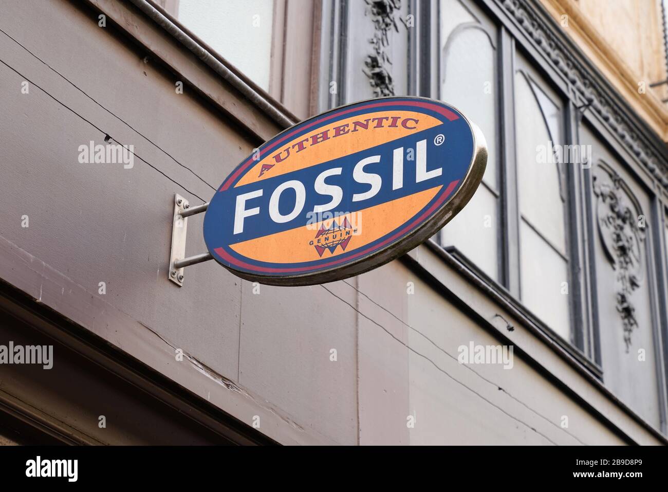 Fossil Boutique logo segno negozio Inc designer americano negozio di  accessori di abbigliamento Foto stock - Alamy