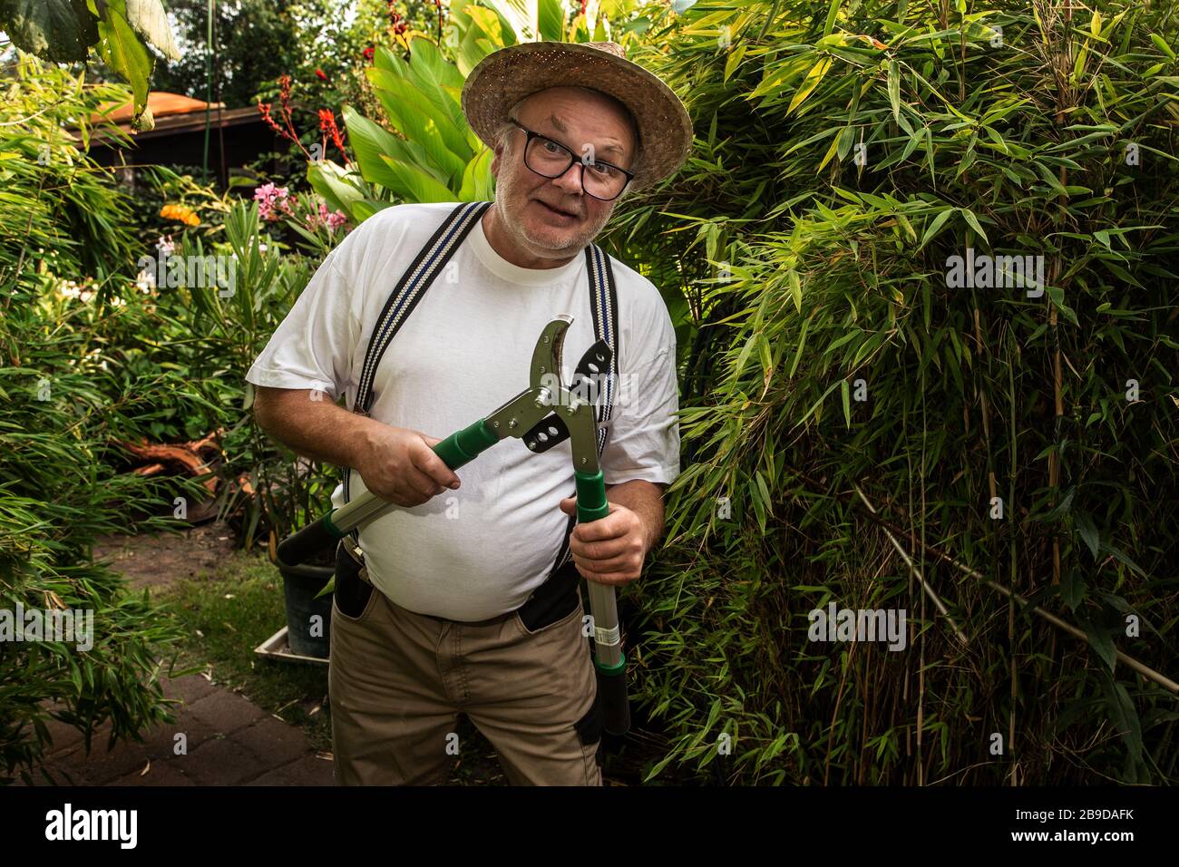 uomo con un grande secatuers Foto Stock