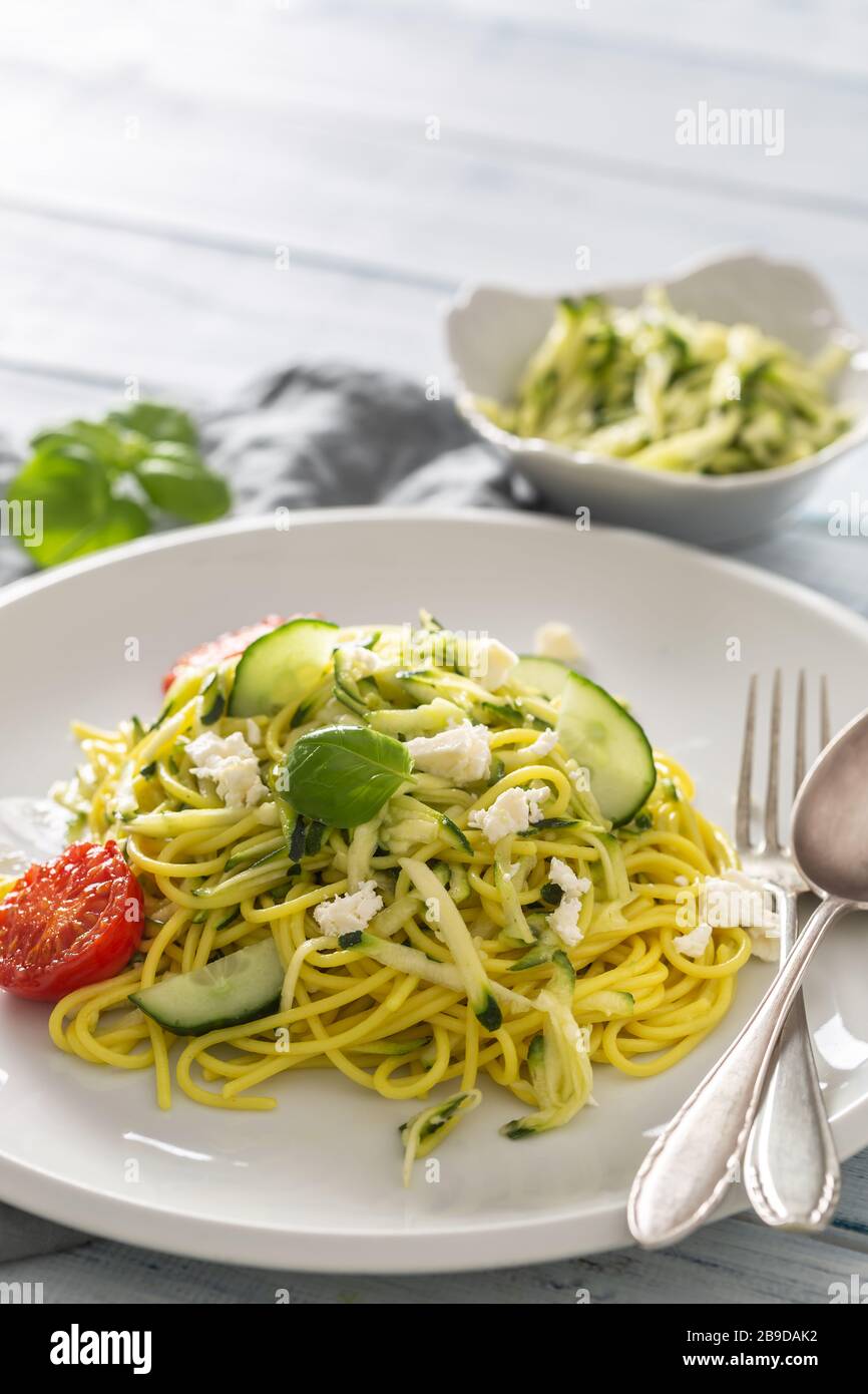 Spaghetti alle zucchine crudi con cetrioli e basilico Foto Stock