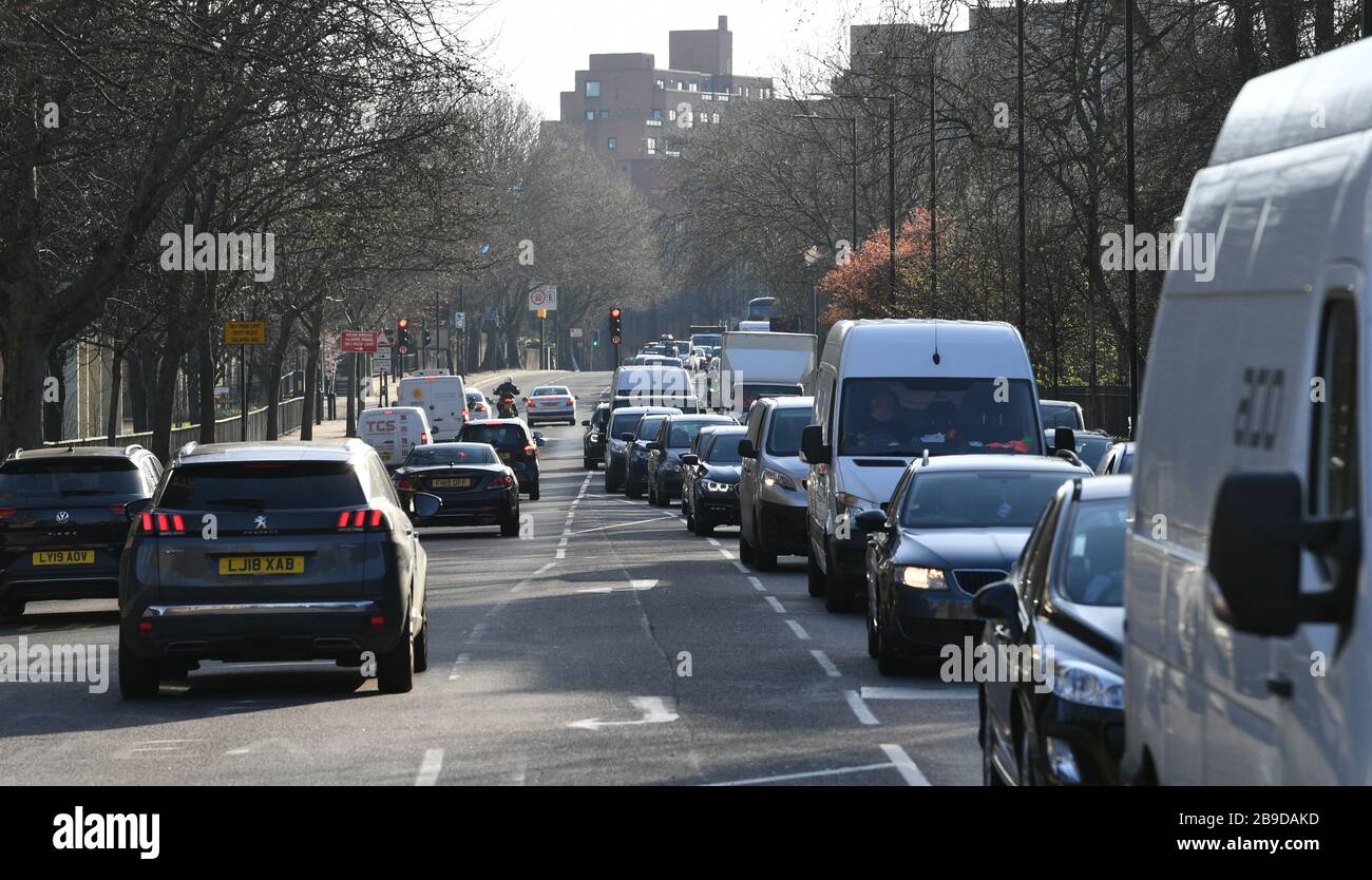 Traffico sull'autostrada a est di Londra durante quella che è solitamente l'ora di punta il giorno dopo che il primo ministro Boris Johnson ha messo il Regno Unito in blocco per contribuire a frenare la diffusione del coronavirus. Foto Stock