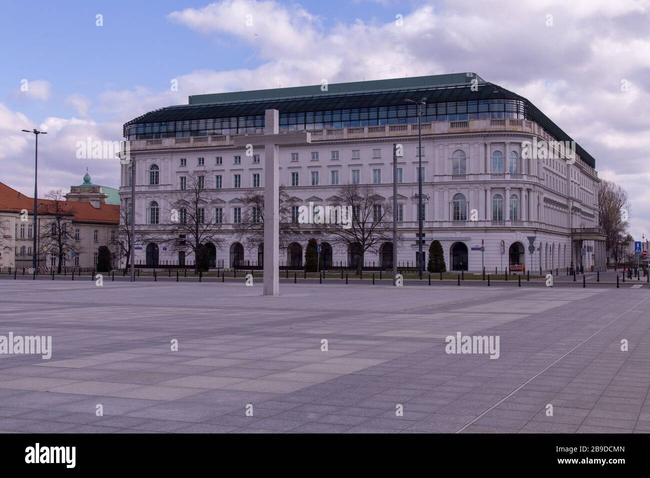 Vuota deserta Piazza Piłsudski nel centro della città di Varsavia, Polonia durante la pandemia di coronavirus Foto Stock