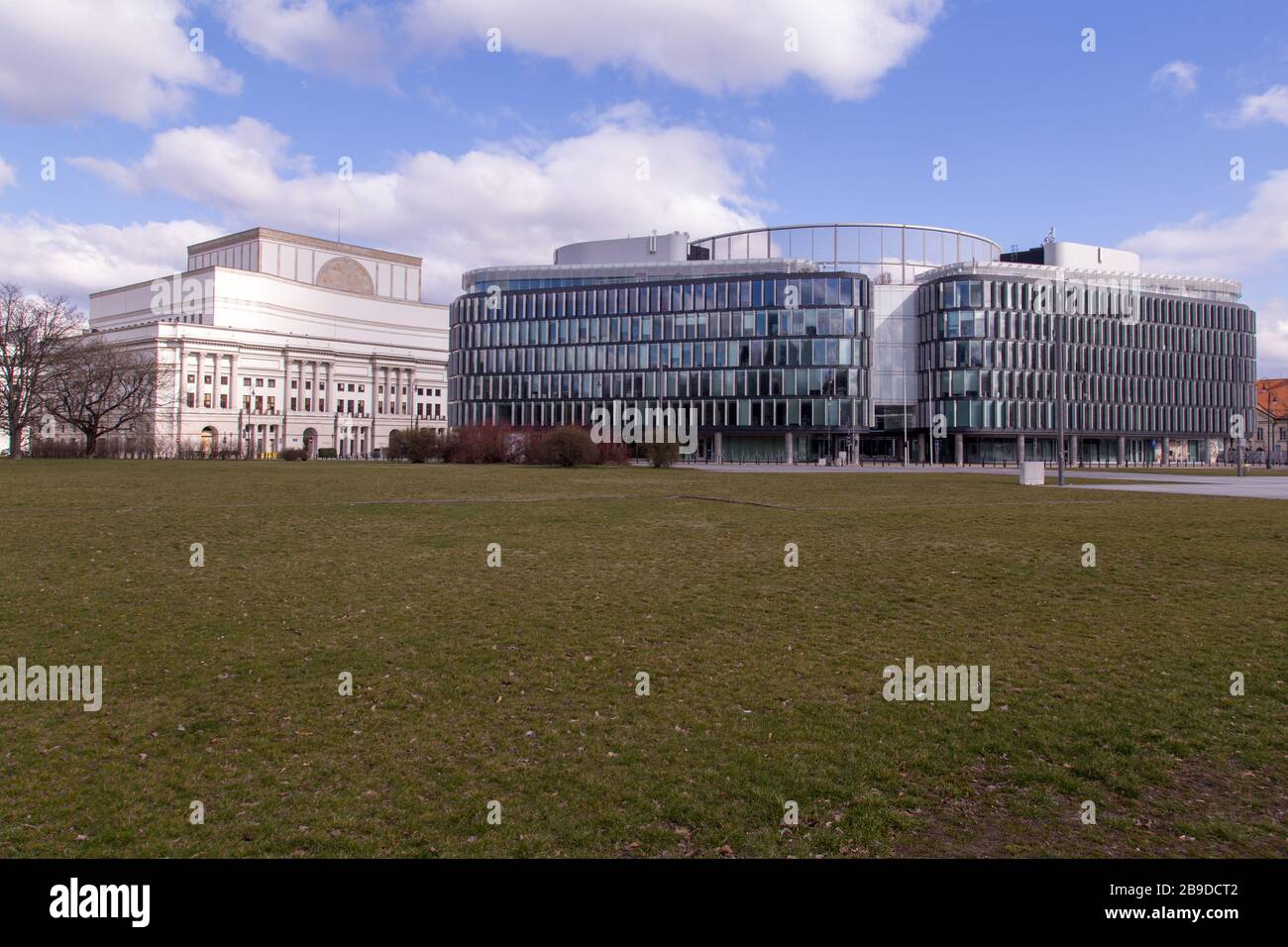 Vuota deserta Piazza Piłsudski nel centro della città di Varsavia, Polonia durante la pandemia di coronavirus Foto Stock